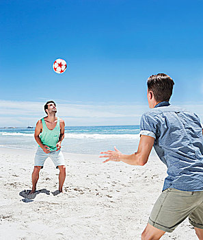 男人,顶球,足球,海滩