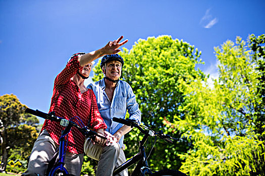 老年,夫妻,交谈,骑自行车,公园,晴天