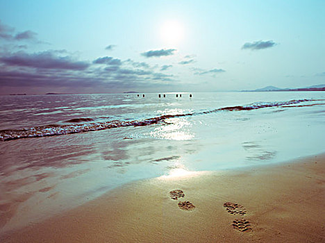 海边沙滩上的足迹