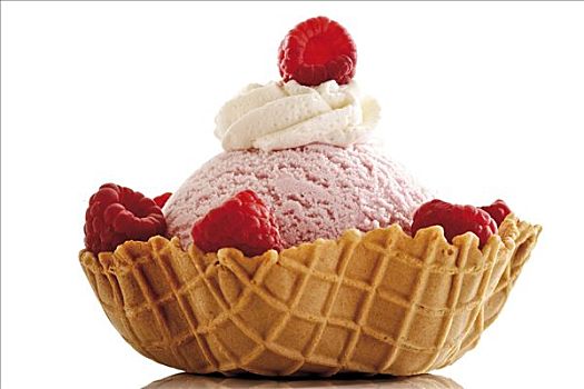 树莓冰淇淋,泡沫奶油,树莓,威化脆皮,碗