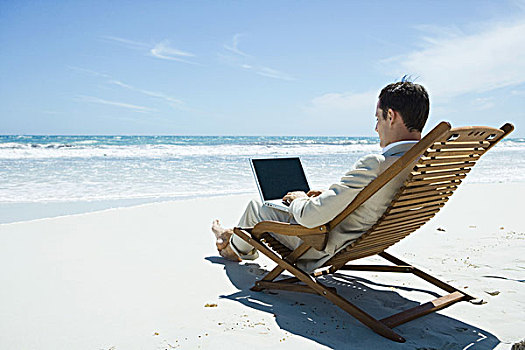 商务人士,坐,休闲椅,海滩,赤足,使用笔记本