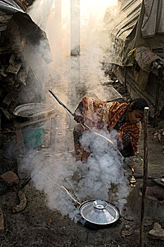 女人,烹调,泥,炉子,蔽护,旁边,河,库尔纳市,孟加拉,一月,2008年,人,沿岸,区域,背影,菜肴,生活,荒废