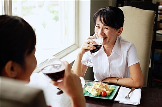 两个女人,餐馆,坐,面对面,喝,葡萄酒,食物,桌子