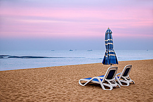 山东日照万平口风景区海滩上的沙滩椅