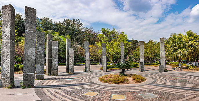 四川省凉山邛海公园石柱雕塑