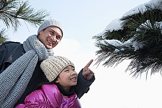 父亲,女儿,指点,树枝,积雪