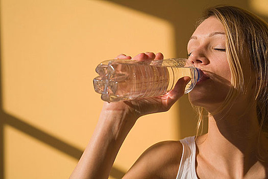 女青年,饮用水,塑料瓶