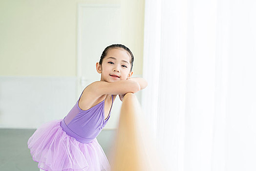 小女孩跳芭蕾