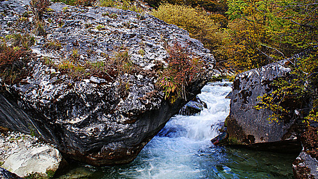 溪流巨石