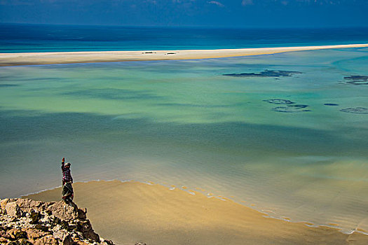 男人,远眺,泻湖,靠近,索科特拉岛,也门,亚洲