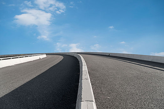 道路广场和天空云彩