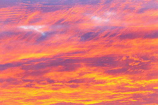 半紫半黄的火烧云图片图片