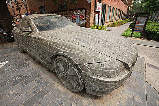 798工厂内的雕塑汽车模型