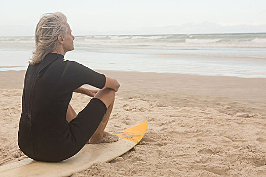 后视图,老年,女人,坐,冲浪板,海滩