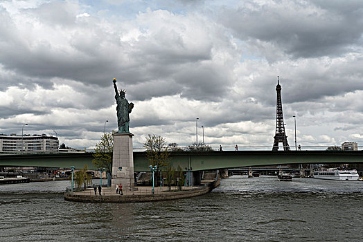 法国巴黎自由女神像和埃菲尔铁塔