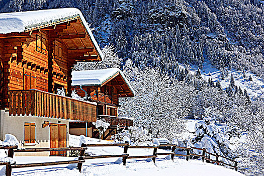 法国,隆河阿尔卑斯山省,阿尔卑斯山,上萨瓦省,两个,木制屋舍,雪