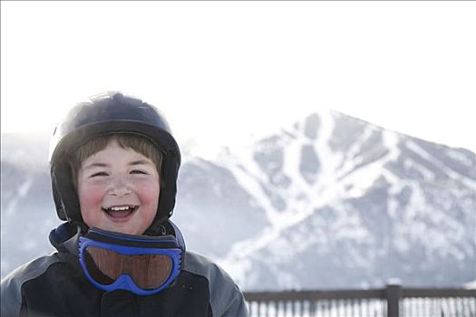 小男孩,戴着,头盔,滑雪护目镜,背景,太阳谷,爱达荷,美国