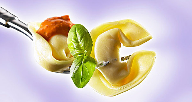 意大利式水饺,番茄酱,叉子