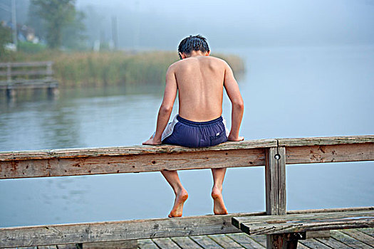 男孩,坐,码头,湖,梅克伦堡前波莫瑞州,德国,欧洲