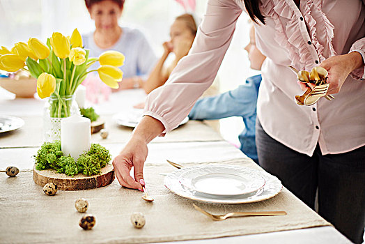 女人,家庭,准备,餐具摆放,复活节,餐桌