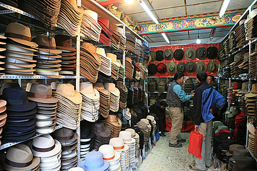 西藏拉萨八角街上一家卖帽子的商店