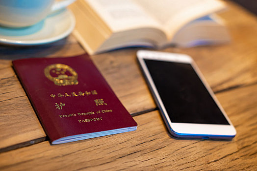 中国护照手机书咖啡店木桌