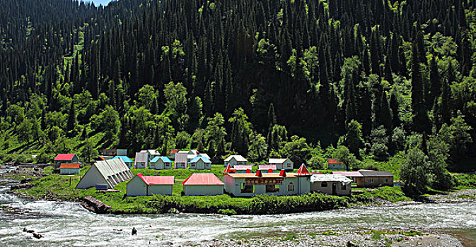 新疆那拉提山下的度假村