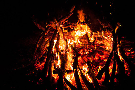 夜晚正在燃烧的木柴火堆