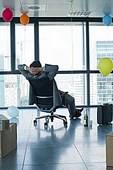 商务人士,坐,新,办公室,气球,盒子