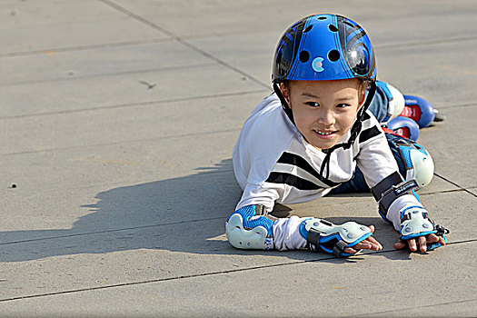 轮滑溜冰骑车运动的快乐少年