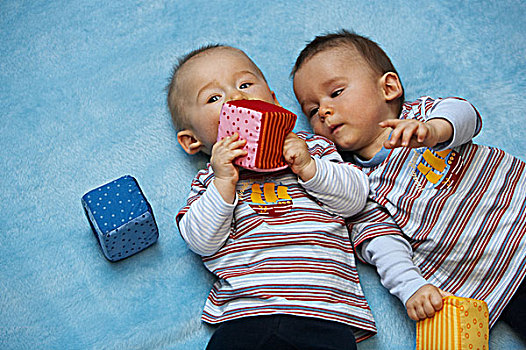 6个月大,双胞胎,玩,蓝色,毯子