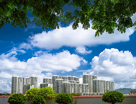 三亚地标建筑海景房房地产蓝天白云