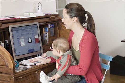坐,女人,书桌,男婴,膝,用电脑,婴儿,接触,键盘