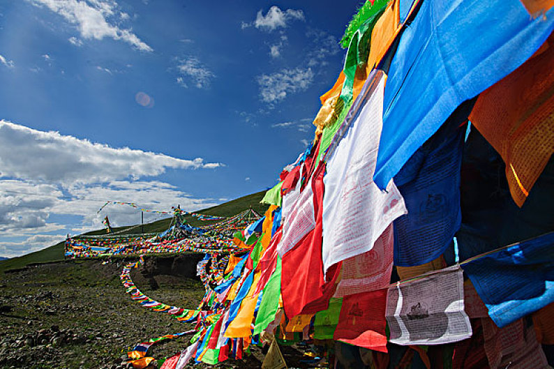 山顶上经幡图片_山顶上经幡高清图片_全景视觉