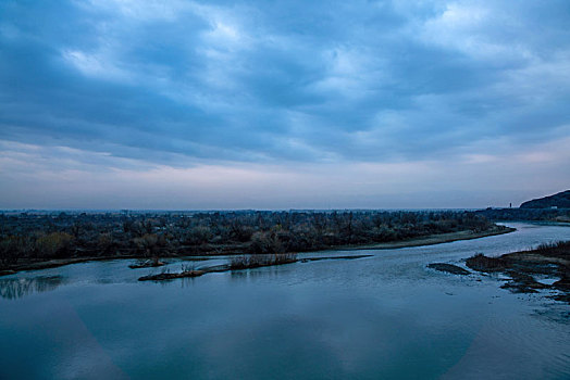 黎明,伊犁河