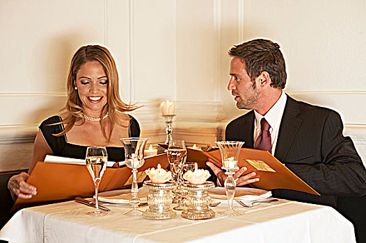 伴侣,读,菜单,餐馆