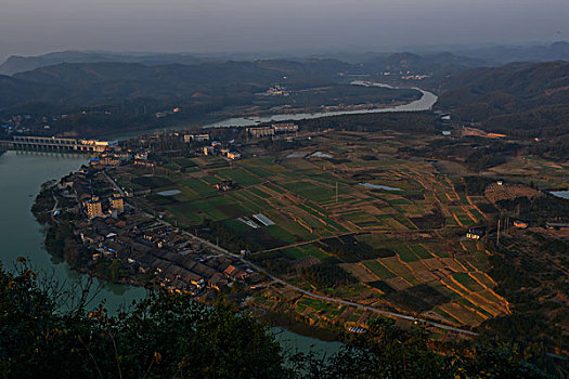 山,丹霞,河流,蓝天,黄昏,大气,田野,水电站,村庄,驴友,旅行,地质公园,丹霞地貌,绿色,灌木,树,草,水潭,素材,平面设计