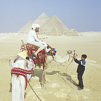 母女,骑,骆驼,仰视,吉萨金字塔,年轻,埃及人,男孩,大金字塔,中间,风景,只有,剩余,纪念建筑,世界七大奇迹,埃及,开罗,区域