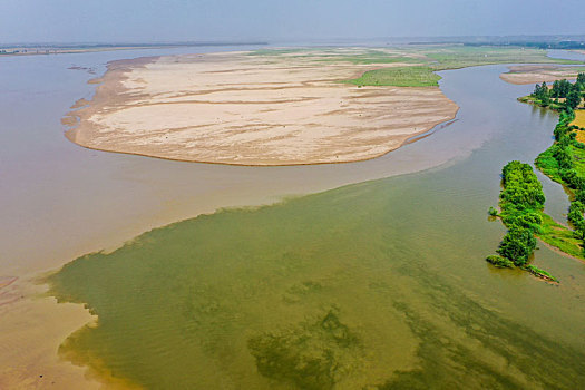 航拍河南巩义河洛汇流景区,黄河与洛河交汇处