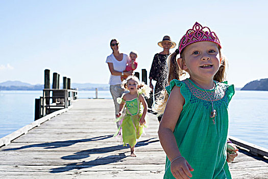 两个,中年,女人,女儿,漫步,跑,码头,新西兰