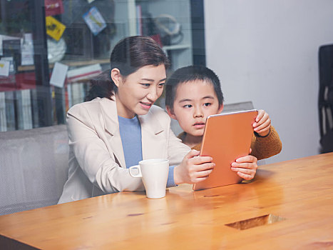 妈妈和孩子看平板电脑
