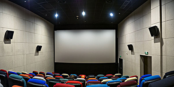 很少人背景的空白银幕电影院内景拼接大图