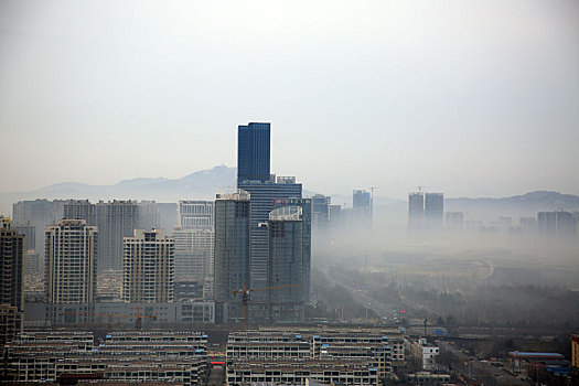 山东省日照市,云雾缭绕笼罩城市建筑犹如仙境