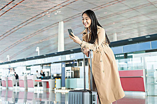 商务女子在机场使用手机