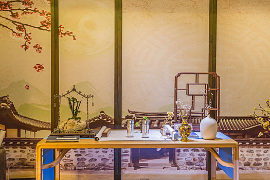中国成都有文房四宝和屏风的室内复古装饰