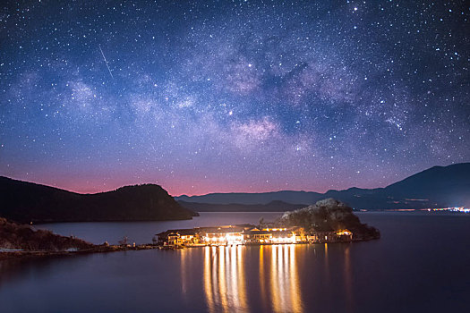 泸沽湖里格半岛的夜景星空