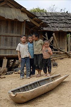 日常生活,贫穷,洪族人,孩子,站立,后面,壳,美洲,爆炸,越战,牛,浇水,乡村,靠近,老挝,亚洲