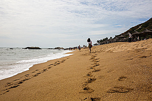 三亚海边沙滩漫步