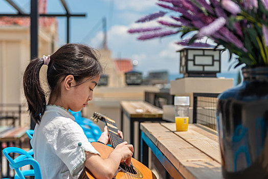 观景阳台上弹吉他的女孩