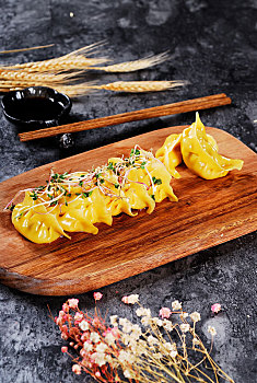 黄色蔬菜汁皮做的饺子